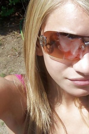 Nue dès la porte refermée Emma - rencontre-Teen-Corbeil-Essonnes